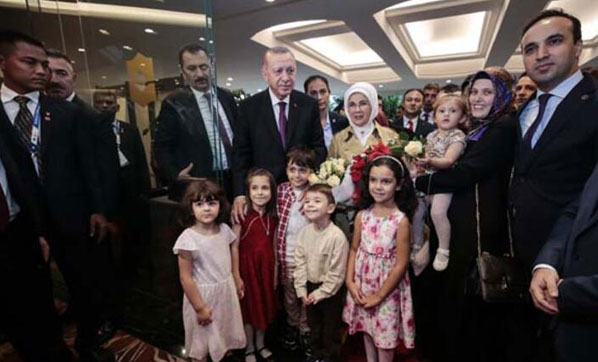 <p>Cumhurbaşkanı Erdoğan, bazı yurt dışı ziyaretlerinde resmi görüşmelerinin dışında ilgili ülkelerde yaşayan Türk vatandaşlarıyla da bir araya geldi.</p>
