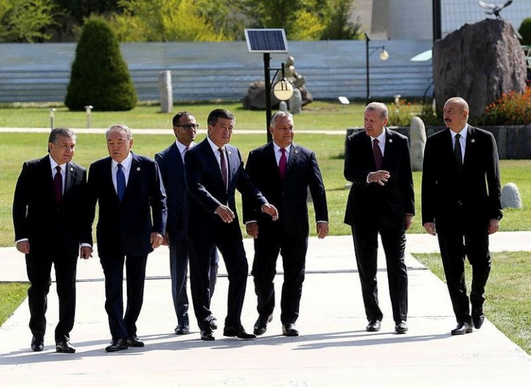 <p>Bu doğrultuda Erdoğan, Hırvatistan Cumhurbaşkanı Kolinda Grabar Kitaroviç, Irak Cumhurbaşkanı Berham Salih, Malta Cumhurbaşkanı Marie Louise Coleiro Preca, Ürdün Kralı II. Abdullah, Çad Cumhurbaşkanı İdriss Deby, Bolivya Devlet Başkanı Juan Evo Morales, Burkina Faso Cumhurbaşkanı Roch Marc Christian Kabore, Belarus Cumhurbaşkanı Aleksandr Lukaşenko, Bosna Hersek Devlet Başkanlığı Konseyi Başkanı Milorad Dodik ile Konsey üyesi Şefik Caferoviç ve Ukrayna Cumhurbaşkanı Vladimir Zelensky ile bir araya geldi.</p>
