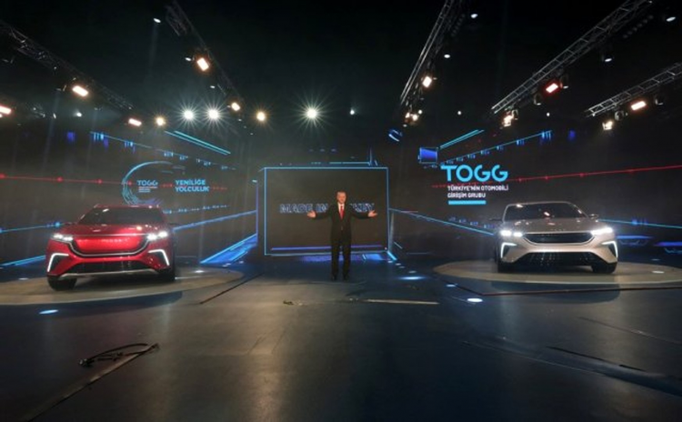 <p>Gebze'de, 27 Aralık'ta "Bilişim Vadisi"nin resmi açılış töreni ile Türkiye'nin Otomobili'nin tanıtıldığı "Türkiye'nin Otomobili Girişim Grubu Yeniliğe Yolculuk Buluşması" programına katılan Erdoğan, Hereke'de de vatandaşlara seslendi.</p>