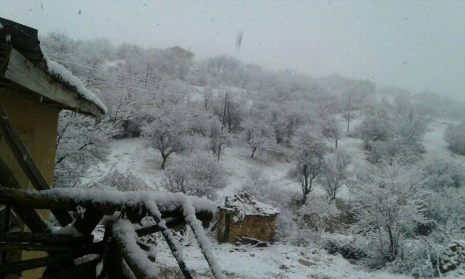 <p>Elazığ'ın Baskil ilçesinde kar ve sis etkili oldu. Baskil'de sabah saatlerinde başlayan kar yüksek kesimlerde etkisini sürdürdü.</p>

<p> </p>
