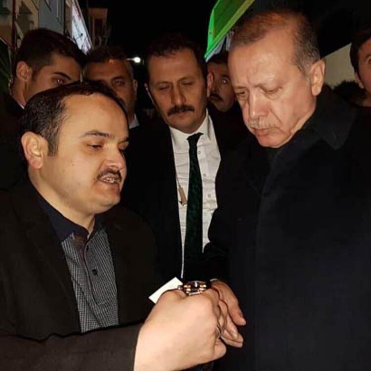 <p>Karaman'da saat tamirciliği yapan Ali Hilmi Uysal, 17 Aralık 2017 tarihinde kentte toplu açılış törenine katılan Cumhurbaşkanı Recep Tayyip Erdoğan'a, resminin bulunduğu kendi tasarımı olan masa saati ile 15 Temmuz anısına basılan madeni parayı kadranına koyarak yaptığı kol saati hediye etti.</p>
