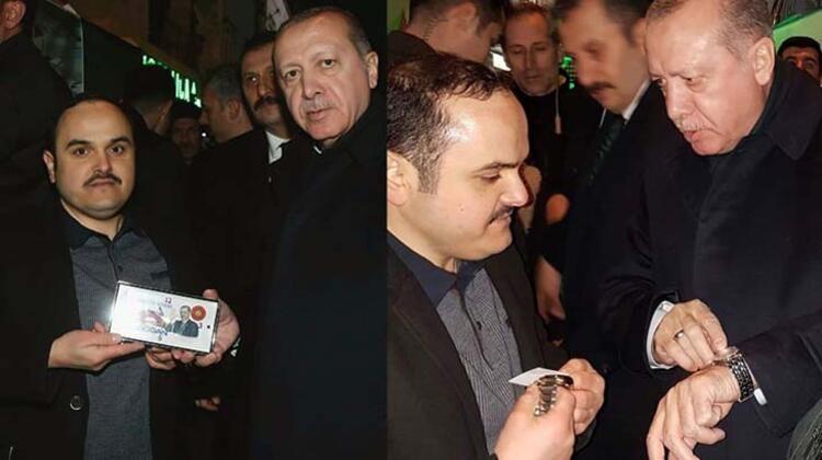 <p>Uysal, Cumhurbaşkanı Erdoğan ile yaptığı sohbet sırasında hatıra için kolundaki saati istedi. Uysal'ın isteğini unutmayan Erdoğan, 2 yıl aradan sonra Cumhurbaşkanlığı forsunun bulunduğu kol saatini hediye olarak gönderdi.</p>