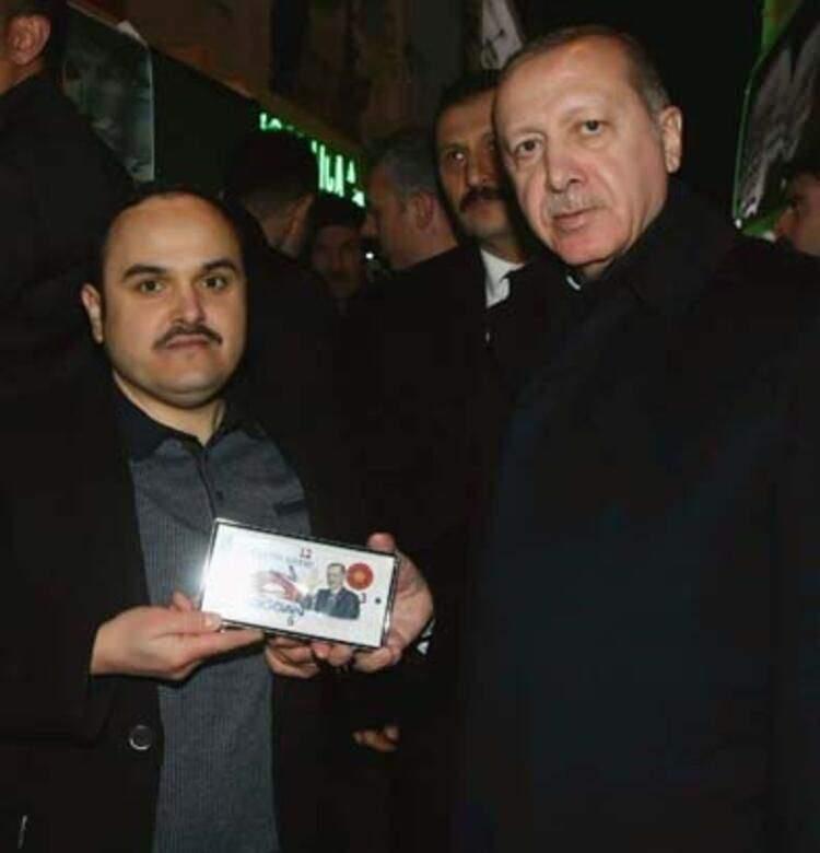 <p>"2017 yılında Cumhurbaşkanımız, Karaman'a geldiği zaman kendisine özel tasarımım olan bir masa saatini takdim etmiştim. 15 Temmuz hatıra parasından tasarladığım bir kol saatini de koluma takmıştım. Bu saati de anlatıp hediye etmek istemiştim. Cumhurbaşkanımız bu saati çok beğendi. 15 Temmuz ile ilgili bir saat yaptırdıklarını söyleyerek, 'Bizim yaptırdığımız bak nasıl olmuş' diyerek bana da gösterdi. Ben her iki saati Cumhurbaşkanımıza hediye ettim. Cumhurbaşkanımız, 'Bizi mahcup ettin Ali Ustam, borcumuz ne kadar?' dedi.""Ben de, 'Efendim estağfurullah kabul etmeniz benim için bir onurdur, ama kol saatinizi hatıra olarak bana verebilirsiniz' dedim. Bunun üzerine gülümseyerek o dönem danışmanı olan Mustafa Varank Bey'i yanına çağırdı ve 'Mustafacığım Ali ustama bir adet imzalı saatimizi göndereceğiz' dedi."</p>
<p> </p>