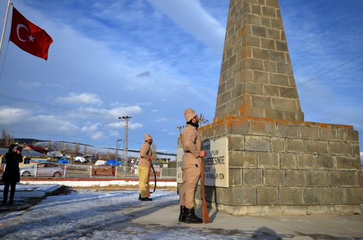 <p>Öğrenci ve katılımcılar yaklaşık 3 kilometre yürüdükten sonra Yukarı Sarıkamış Şehitliği'ne ulaştı. Burada saygı duruşunda bulunuldu ve İstiklal Marşı söylendi. Şehitler için Kur'an-ı Kerim okunarak, dua edildi.</p>
