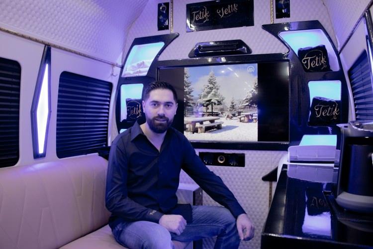 <p>Hedefinin ilk başlarda her akşam 3-4 müşteri tıraş etmek olduğunu belirten Tetik, "Minibüste tıraş olmak için müşterilerin ilgisi ve isteği yoğun olunca onları kırmamak için bütün gün müşteri alıyorum. Bu günde 15-20 müşteri arasında değişiyor." diye konuştu. </p>
<p> </p>