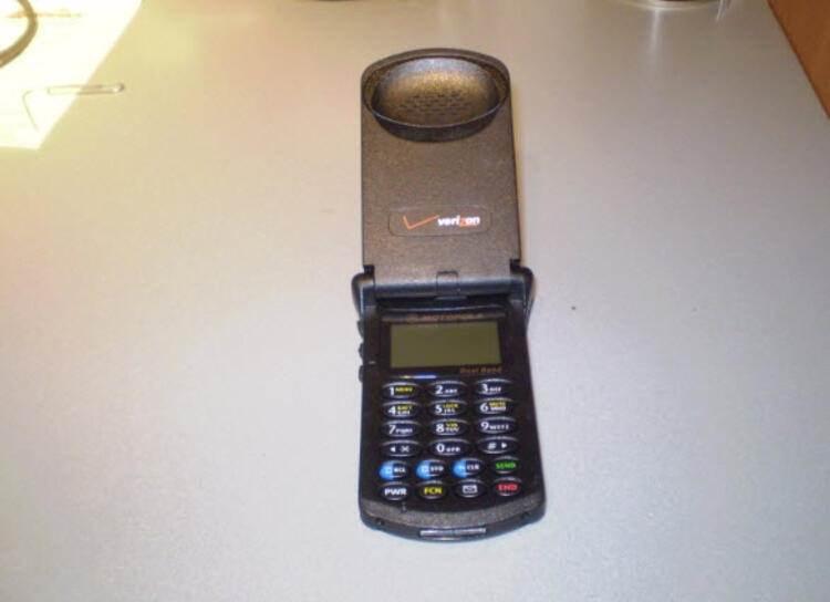 <p><strong>Motorola StarTAC</strong></p>

<p>En eski telefonlardan biri olan Motorola StarTAC, dünyanın ilk ekranı açılıp kapanabilen telefonu olma özelliğine sahip. Bu tasarım çok tutunca şirketin 1996 yılında satıla sunduğu Motorola StarTAC, toplamda 60 milyonu aşkın satmayı başardı. Bu yıl tanıtılan ve tamamen ekrandan oluşan yeni Motorola RAZR'ın da bu cihazdan ilham aldığını söyleyebiliriz.</p>
