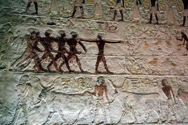 <p>Eski Krallık'ta 2. hanedan döneminin sonuna kadar (yaklaşık İ.Ö.1650) krallar ve soylular mastaba denen mezarlara gömülürlerdi. Mastabalar, dikdörtgen biçimli, yan duvarları içeriye doğru eğimli ve üst yüzeyi düz olan; daha çok üstü kesik bir piramide benzeyen anıtmezarlardı. 3. hanedan döneminde (İ.Ö.2650-2575) kral mezarlarında taş kullanılmaya başlandı.</p>