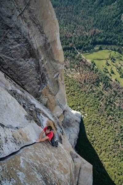 <p><strong>JIMMY CHIN</strong></p>
<p>1 buçuk yıldan fazla planlama yapan ve eğitim alan Alex Honnold'un hiç bir güvenlik önlemi olmadan 3000 metrelik çatlak olan düz duvara tırmanmasını böyle fotoğrafladı.</p>
