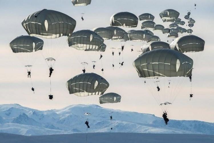<p><strong>LOUIE PALU</strong></p>
<p>Yaklaşık 400 Amerikan askeri Alaska'nın Fort Greely'sinin yakınında paraşüt atlayışı yapıyor. </p>