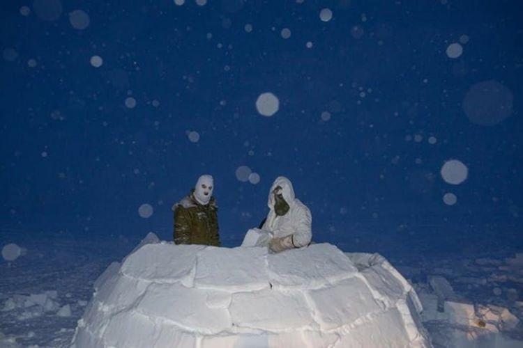 <p><strong>LOUIE PALU</strong></p>
<p>Kanada askerleri Kuzer Kutbu operasyonları için Eskimo evi inşa ediyor. </p>