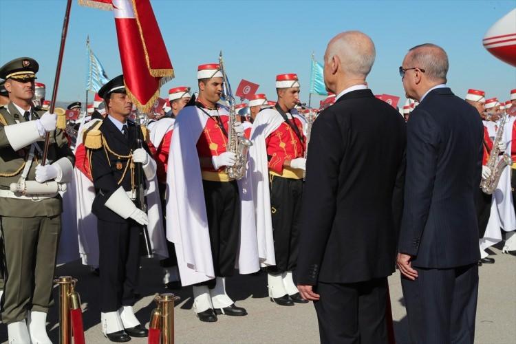 <p><strong>ÖNEMLİ İSİMLER EŞLİK EDİYOR</strong></p>

<p>Cumhurbaşkanı Erdoğan'a Tunus'ta Dışişleri Bakanı Mevlüt Çavuşoğlu, Milli Savunma Bakanı Hulusi Akar, MİT Başkanı Hakan Fidan, İletişim Başkanı Fahrettin Altun ve Cumhurbaşkanlığı Sözcüsü İbrahim Kalın eşlik ediyor.</p>
