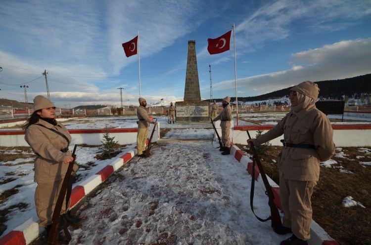 <p>Sarıkamış Belediye Başkanı Harun Hayali de üzerinde yaşadıkları toprakları kendilerine vatan kılan şehit ecdadı rahmet ve minnetle andıklarını vurguladı.</p>