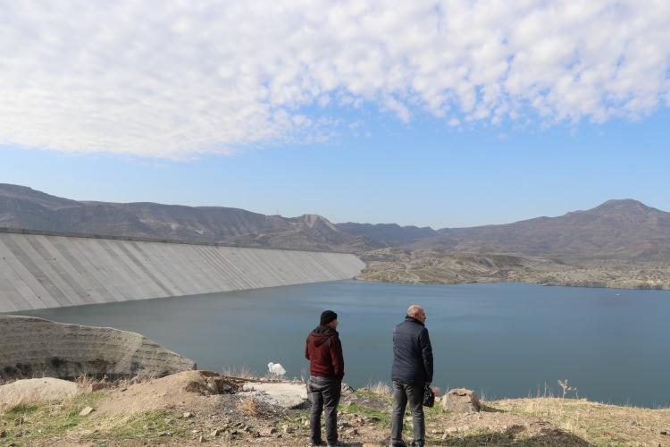 <p>Barajın enerji üretiminin yanı sıra tarım ve turizm açısından da bölgeye önemli oranda katkı sağlayacağını belirten Kösalı, bu sayede çok sayıda kişinin istihdama kavuşacğını da sözlerine ekledi.</p>
