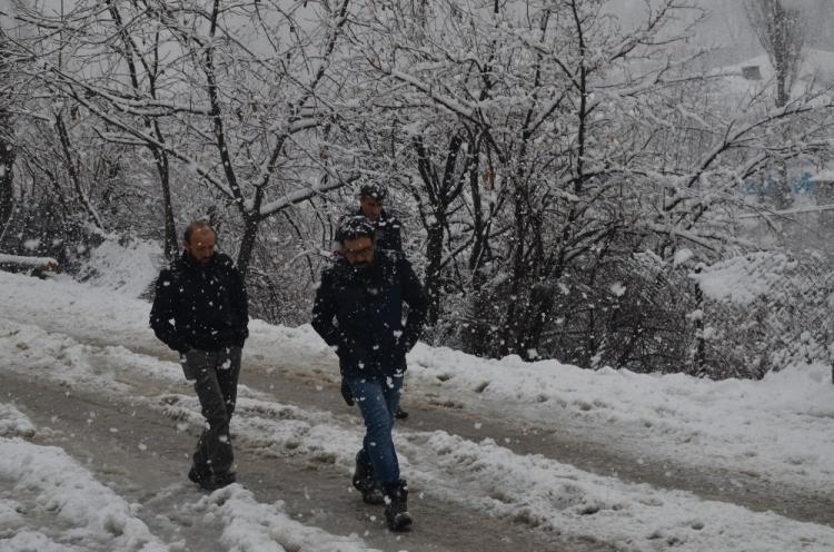 <p>Şırnak’ın Beytüşşebap ve Uludere ilçelerinde kar yağışı etkili oldu. Dün akşam saatlerinden itibaren aralıklarla yağan kar nedeni ile bazı köy yolları ulaşıma kapandı. </p>
