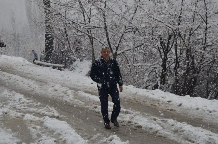 <p>Beytüşşebap Özel İdare Müdürü Orhan Timur, dün akşamdan beri etkili olan kar yağışı nedeni ile bazı köylerin yollarının ulaşıma kapandığını söyledi.</p>

