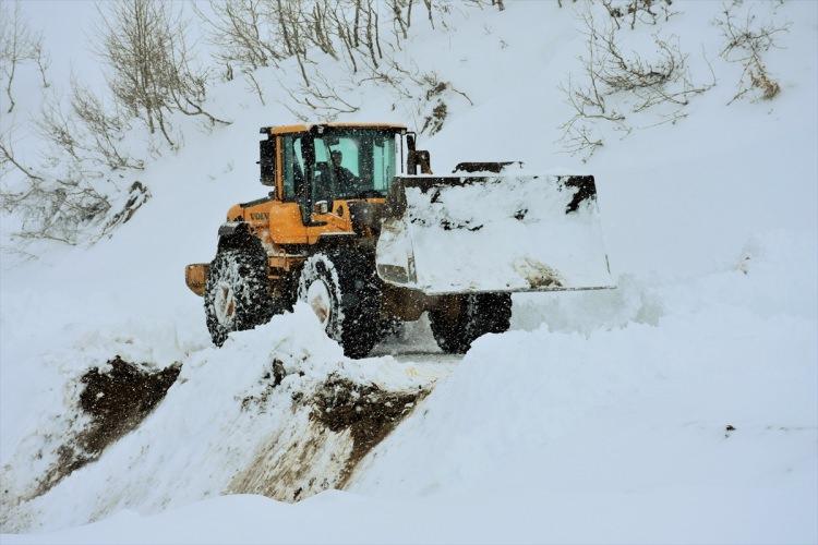 <p>Bölgede yol açma çalışması yürüten İl Özel İdaresi iş makinesi operatörü Servet Sancar, ekiplerin yer yer bazı bölgelerde zorluk çektiğini söyledi. </p>
