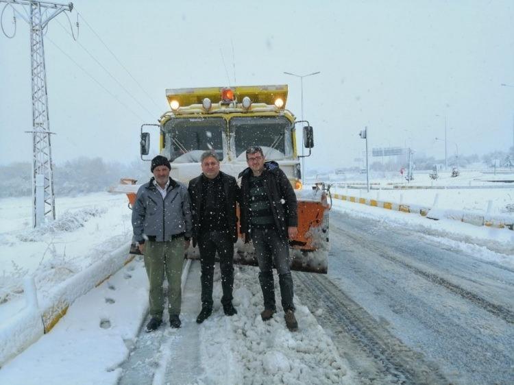 <p>Beraberinde Başkan Yardımcıları Ersan Erkut ve Bektaş Demir ile birlikte Atatürk Bulvarı ve Kayseri Caddesi üzerindeki esnafları da ziyaret eden Arı, ziyaret ettiği işyerlerinde karşılaştığı vatandaşlarla da sohbet etti.</p>

<p> </p>
