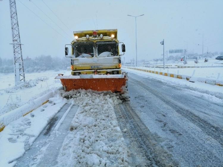 <p>Nevşehir’de gece saatlerinden itibaren etkili olan kar yağışı ile birlikte İl Özel İdaresi Genel Sekreterliği ekipleri başta köy yolları olmak üzere il genelinde karla mücadele çalışmalarına aralıksız devam ediyor. İl Özel İdaresi Genel Sekreteri Kamil Duru yaptığı açıklamada Nevşehir’de kapalı köy yolun bulunmadığını söylerken ekiplerin çalışmalarına bin 500 kilometrelik yol ağında çalışmalarını sürdürdüğünü ifade etti. </p>
