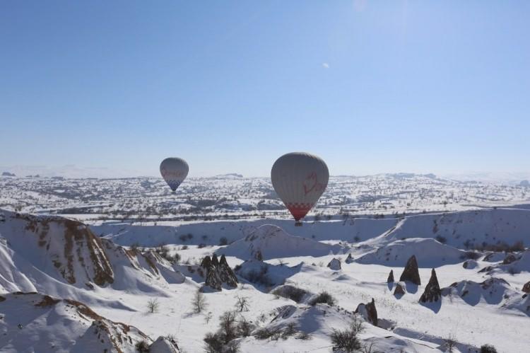 <p>Nevşehir’de dün gece saatlerinden itibaren başlayan kar yağışı ile birlikte Nevşehir’in merkez ilçeye bağlı Göreme beldesinde sabahın ilk ışıklarıyla birlikte havalanan sıcak hava balon turları da iptal edildi. Kapadokya’da balon turları 22 Aralık Pazar gününden beri hava şartları nedeniyle yapılamıyor.</p>
