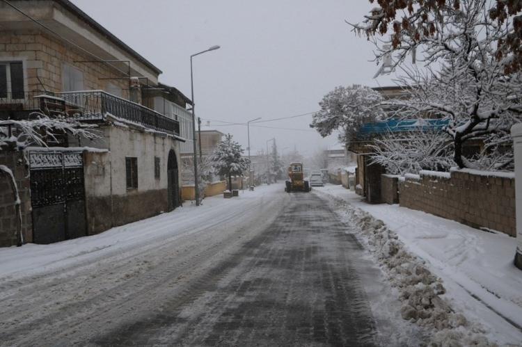 <p>Belediye ekiplerinin gerçekleştirdiği çalışmalara ilişkin esnaflara ve vatandaşlara bilgiler veren Arı, “Kar yağışı için günler öncesinden tüm tedbirlerimizi aldık. Yağışın başlaması ile birlikte Fen İşleri Müdürlüğümüzün 13, Temizlik İşleri Müdürlüğü ve Park ve Bahçeler Müdürlüğümüzün ise 10 ayrı ekibi çalışmalarına başladı. </p>
