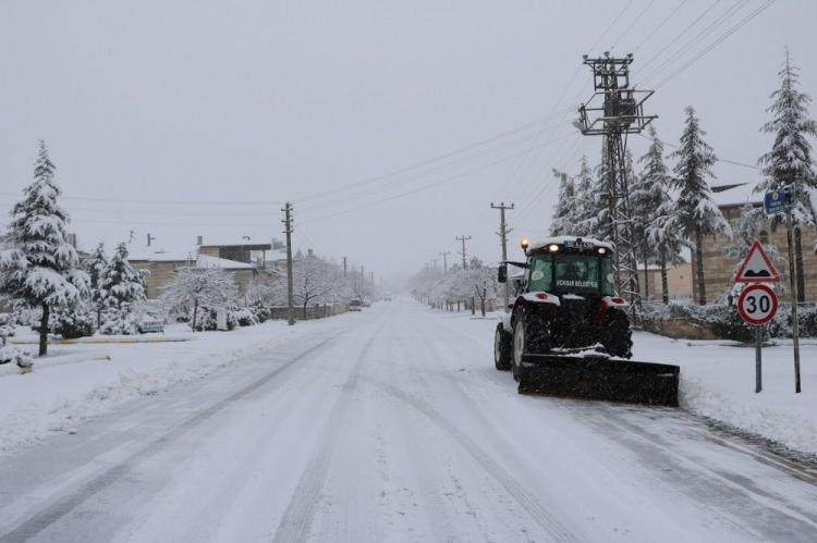 <p>Nevşehir’de dün gece saatlerinde başlayan kar yağışı ile birlikte İl Özel İdaresi Genel Sekreterliği ekipleri çalışmalarına aralıksız devam ediyor.<br />
 </p>
