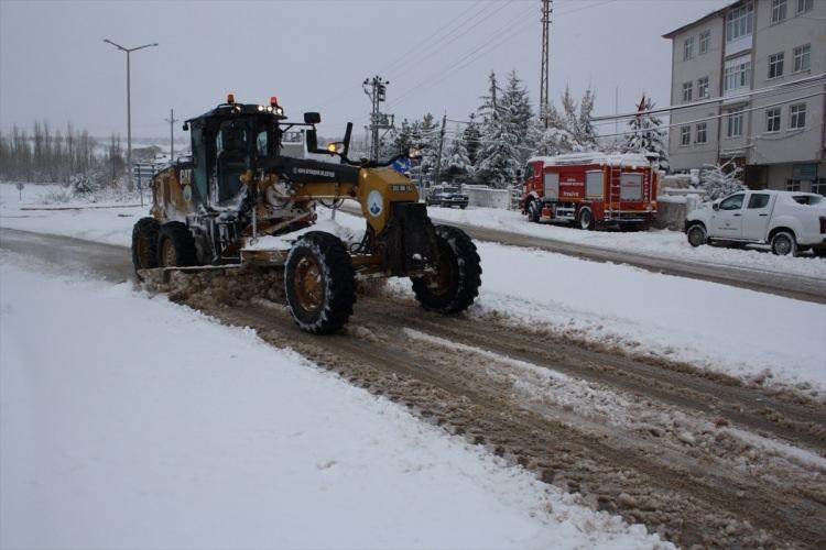 <p><strong>Konya</strong></p>

<p>Konya'nın bazı ilçelerinde yağan kar yerleşim merkezlerini beyaza bürüdü. Konya’nın Derbent, Beyşehir, Derebucak ve Hüyük ilçelerinde gece saatlerinden beri etkili olan ve aralıklarla yağan kar yağışı vatandaşların yüzünü güldürdü.</p>
