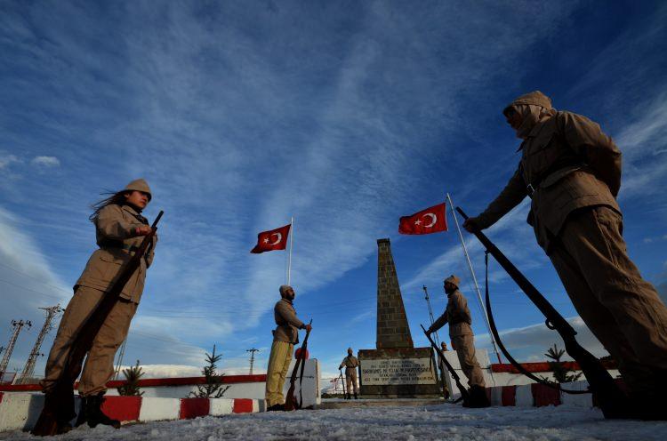<p>Temsili askerlerden Ali Eren Polat da 105 yıl önce yaşananları anlamaya çalıştıklarını dile getirerek, "O zamanki hava koşulları gerçekten çok çok ağırdı. Şu anda da Sarıkamış'ta hava çok soğuk. Burada nöbet tutarak anlamış olduk. Hepsine Allah rahmet eylesin. Onların sayesinde şu an burada yaşıyoruz ve rahat bir şekilde okuyabiliyoruz. Hepsine minnettarım." ifadelerini kullandı.</p>