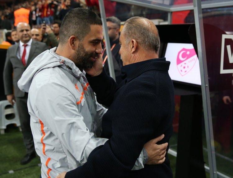 <p>Aralarında uzun zamandır soğuk rüzgarlar esen Arda Turan ile Fatih Terim barıştı. Arda Turan Galatasaray - Başakşehir maçı öncesi Terim'in elini öptü.</p>