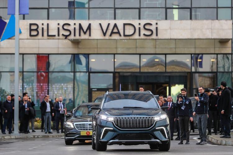 <p>Türkiye Cumhurbaşkanı Recep Tayyip Erdoğan, Gebze'de "Bilişim Vadisi"nin resmi açılış töreni ile yerli otomobilin tanıtılacağı "Türkiye'nin Otomobili Girişim Grubu Yeniliğe Yolculuk Buluşması" programına katıldı. </p>
