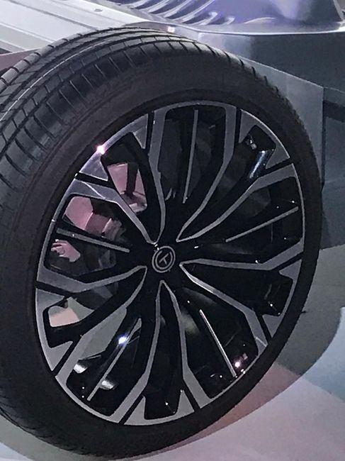 <p><strong>ÜÇÜNCÜ BİR YAŞAM ALANI</strong></p>
<p>Bugün ön gösterimi yapılacak yüzde 100 elektrikli otomobilin önemli özellikleri olacak. Bir otomobilden daha fazlasını sunan akıllı teknolojiler ile otomobil ev ve iş yerlerinden sonra üçüncü bir yaşam alanı olacak.</p>