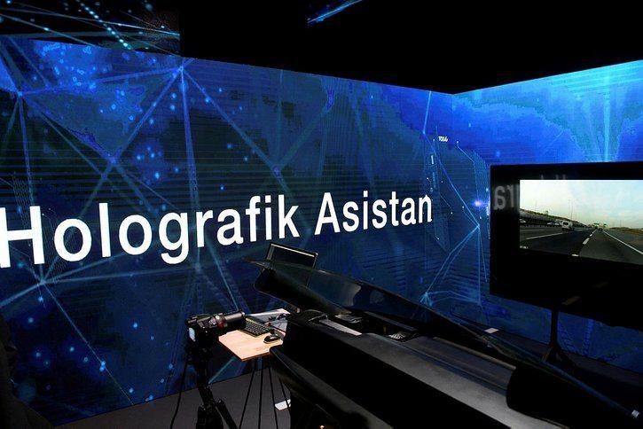 <p><strong>DÜNYADA BİR İLK: HOLOGRAFİK ASİSTAN</strong></p>

<p>Türkiye’nin otomobili, sadece elektrikli, bağlantılı ve akıllı olmasıyla değil, sahip olacağı yenilikçi ve yıkıcı teknolojiler ile de kullanıcılarının otomobil deneyimini farklı bir boyuta taşımayı hedefliyor.</p>

<p> </p>
