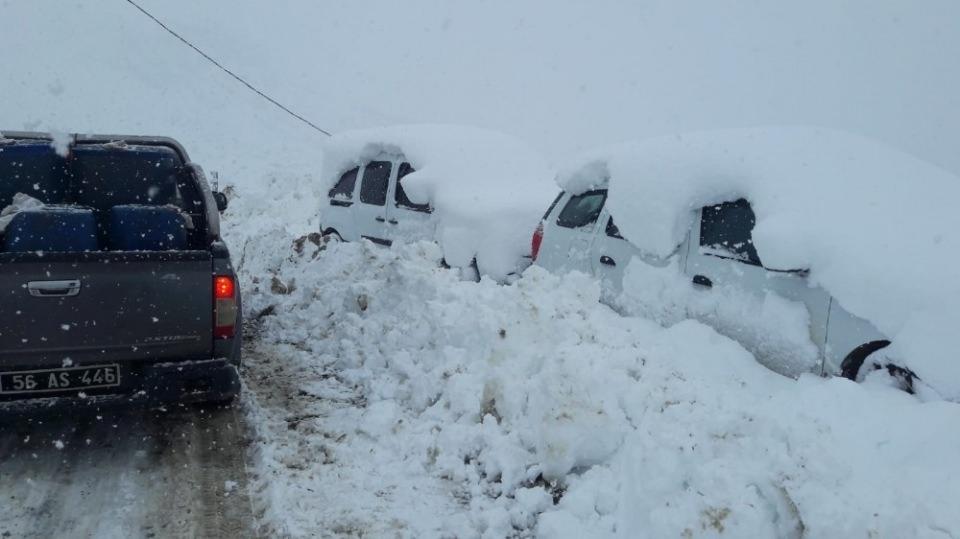 <p>Siirt’in Pervari, Şirvan ve Eruh ilçesinde kar yağışı nedeniyle kapanan köy yolları İl Özel İdare ekiplerinin çalışması sonucu ulaşıma açılırken, karda mahsur kalan araçlar da kurtarıldı.</p>

<p> </p>
