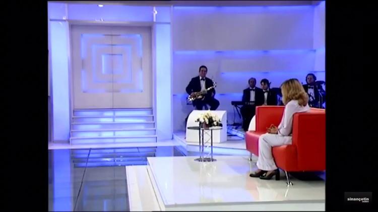 <p>İlk tanınırlığını; Sinan Çetin'in sunduğu Film Gibi programında, hosteslik yaparak elde etti. </p>