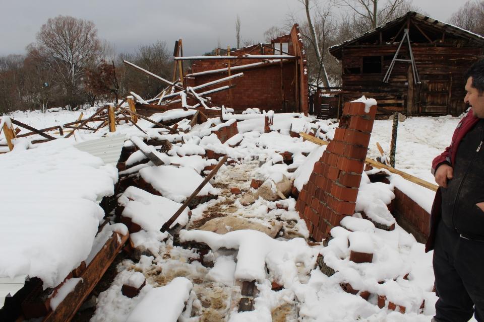 <p>Bursa’nın dağ ilçesi Keles’te yoğun kar yağışı hayatı olumsuz etkiliyor. Karın ağırlığını taşıyamayan bir ahırın çatısı çökerken, 50’ye yakın koyun telef oldu.</p>
