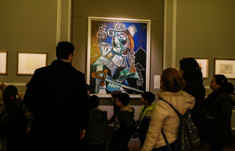 <p>- Uzun kuyruklar oluştu </p>
<p>Arkas Sanat Merkezi Direktörü Müjde Unustası, AA muhabirine yaptığı açıklamada, 10 ülkeden 70 kurumun yer aldığı "Picasso Mediterranee" projesi çerçevesinde ünlü sanatçının bilinmeyen yönlerini tanıtmayı hedeflediklerini aktardı. </p>