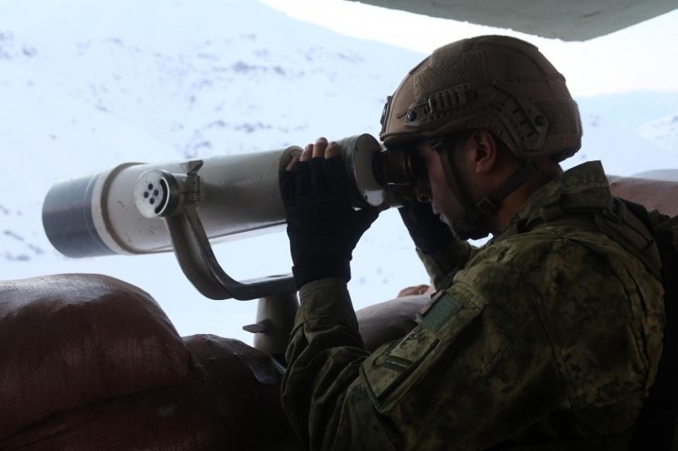 <p><strong>“Canımızı siper etmekten bir an çekinmeyiz”</strong></p>

<p><br />
Verdiği mesajla dosta güven düşmana korku veren Deniz Piyade Uzman Çavuş Özdemir, ”Biz Türk Deniz Kuvvetlerinin seçkin birliği olarak Amfibi Deniz Piyadeleriyiz. Terörist ile mücadele harekatı kapsamında Hakkari bölgesinde görev yapmanın haklı gururunu yaşıyoruz. Vatanımızın ve milletimizin menfaatleri uğruna canımızı siper etmekten bir an çekinmeyiz. Buradan halkımızın yeni yılını kutlarız” diye konuştu.</p>
