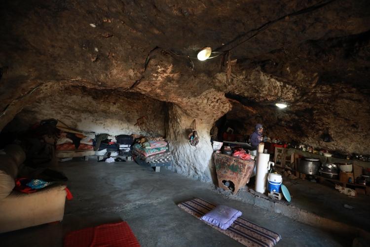 <p>El-Halil kentinin güneyinde mağaralarla kaplı tepe üzerinde yer alan Mufakkara köyü sakinleri, İsrail'in evlerini yıkmasının ardından, bölgedeki mağaraları ev olarak kullanıyor. </p>

<p> </p>
