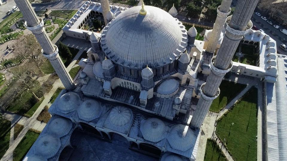 <p>UNESCO Dünya Mirası Listesi'nde yer alan, Mimar Sinan'ın "ustalık eseri" cami, her yıl yurt içi ve dışından çok sayıda ziyaretçiyi ağırlıyor. Özellikle dini bayramlar ve kandillerde yoğun ilgi gören cami, bunun yanı sıra günübirlik turlarla gelenlerle dolup taşıyor.</p>
<p> </p>