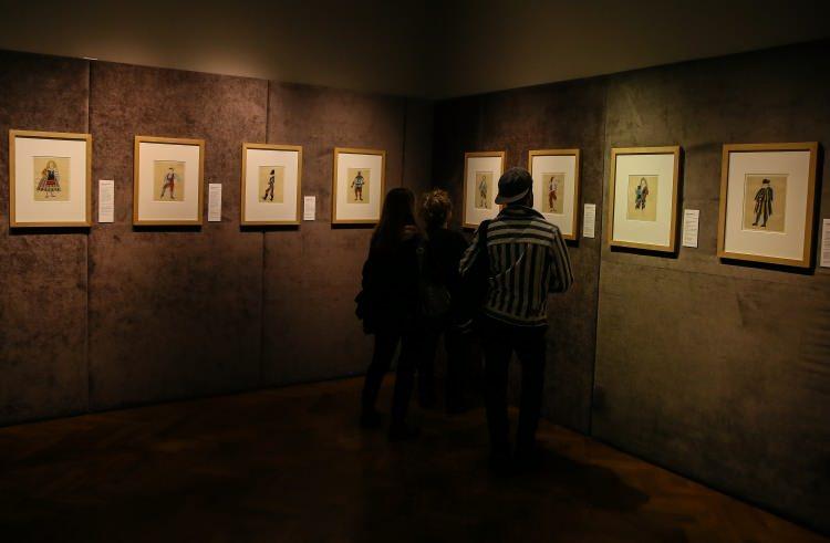 <p>Heykel alanında da başarılı çalışmalara imza atan Picasso'nun ünlü "Boğa Başı" heykelinin de İzmir'deki sanatseverlerden büyük ilgi gördüğünü anlatan Unustası, "150 bin ziyaretçi sayısına ulaştık. Bu İzmir için rekor. İlk günden itibaren kapıda soğuk havaya rağmen uzun kuyruklar oluştu." diye konuştu. </p>