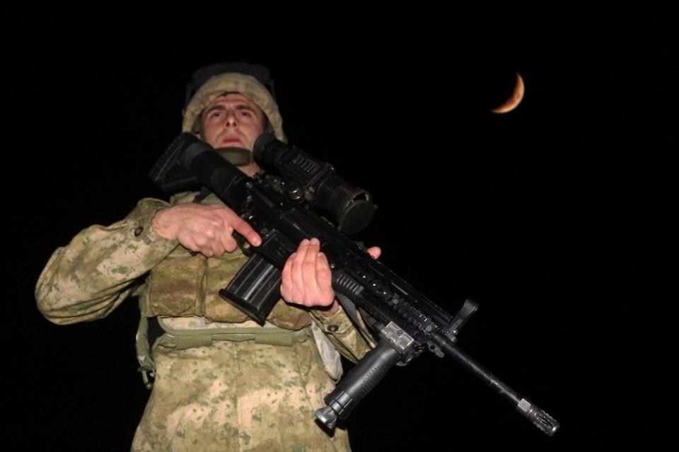 <p>Hakkari’nin merkezinde, kırsal alanlarda ve ilçelerindeki binlerce metre yüksekteki üs bölgelerinde tuttukları nöbetin yanı sıra kritik bölgelerde devriye gezerek teröristlere, kaçakçılara ve suç örgütlerine göz açtırmayan Mehmetçik, yılbaşına teröristlerle mücadele ederek giriyor. </p>