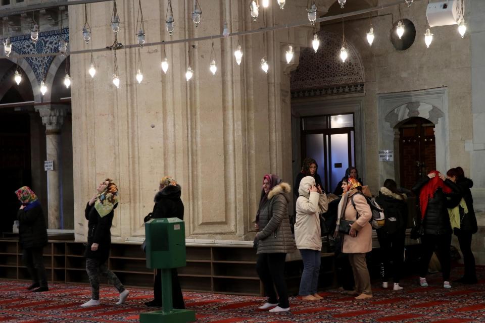 <p>Yıllar sonra eşiyle camiyi tekrar ziyaret etme fırsatı bulduğunu dile getiren Balıbey, "İstanbul'da yaşayıp Mimar Sinan'ı bilmemek olmaz. </p>

<p> </p>
