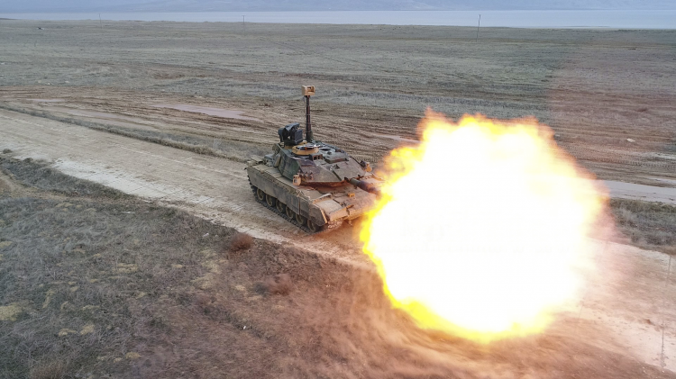 <p><strong>Kara kuvvetlerine yeni araçlar</strong></p>
<p>Silah Taşıyıcı Araçlar Projesi kapsamında ilk araçlar teslim edildi.</p>
<p>Fırat M60T Modernizasyonu kapsamında 169 tankın modernizasyonu tamamlandı.</p>