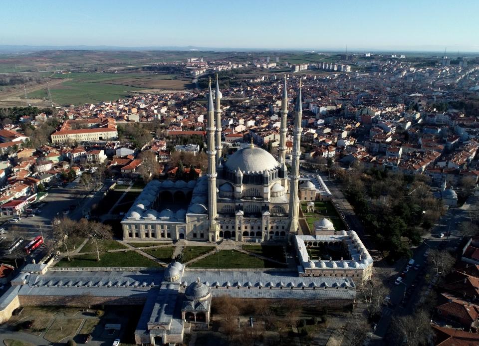 <p><strong>"Ziyaret edenler 'Huzur bulduk, tekrar geleceğiz' diyor"</strong></p>

<p>Edirne Müftüsü Emrullah Üzüm, AA muhabirine yaptığı açıklamada, Selimiye'ye ibadet ve ziyaret amacıyla gelenlerde artış olduğunu söyledi.</p>

<p>Edirne'nin Türkiye'deki önemli turizm şehirlerinden olduğunu belirten Üzüm, "Selimiye Camisi'ne ibadet amacıyla gelenlerin yanında turizm amacıyla gelenleri de değerlendirirsek ziyaretçi sayısı yükseldi. </p>
