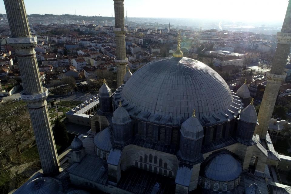 <p>Selimiye'miz Türkiye'nin dört bir yanından, bütün illerden, ilçelerden ziyaretçi alıyor. Camimizde ibadet eden ve gezen vatandaşlarımız 'Çok beğendik, huzur bulduk, tekrar geleceğiz.' diyor. Ayrıca Balkan ülkelerinden gelen ziyaretçi sayısı arttı." diye konuştu.</p>
