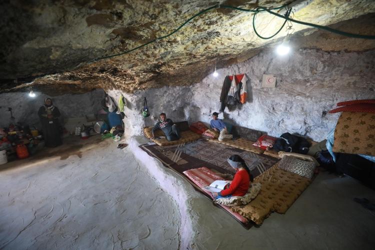 <p>Hamamede, "Elimizde, İsrail'in Batı Şeria'yı işgal ettiği 1967 senesinden önce de bu toprakların bize ait olduğunu gösteren resmi evraklar bulunuyor." dedi. </p>

<p> </p>
