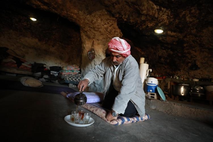 <p>Mağarada, 7 kişilik ailesiyle zorlu koşullarda barınan Hasan, "İşgalci İsrail makamları, Filistinlileri evlerinden çıkarma ve bölgeyi Yahudi yerleşim birimleri için kullanma gayesiyle baskılarına devam ediyor." dedi.</p>

<p> </p>
