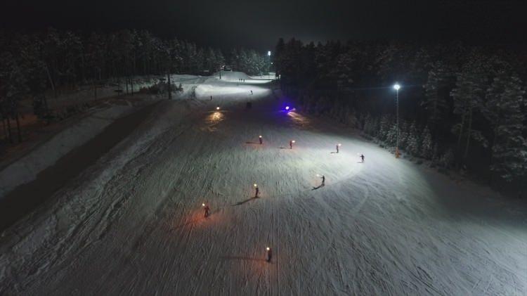 <p>Kars'ın Sarıkamış ilçesindeki Cıbıltepe Kayak Merkezi'nde, Sarıkamış Harekatı'nın 105. yılı anma etkinlikleri kapsamında şehitler anısına meşaleli kayak gösterisi yapıldı.</p>
