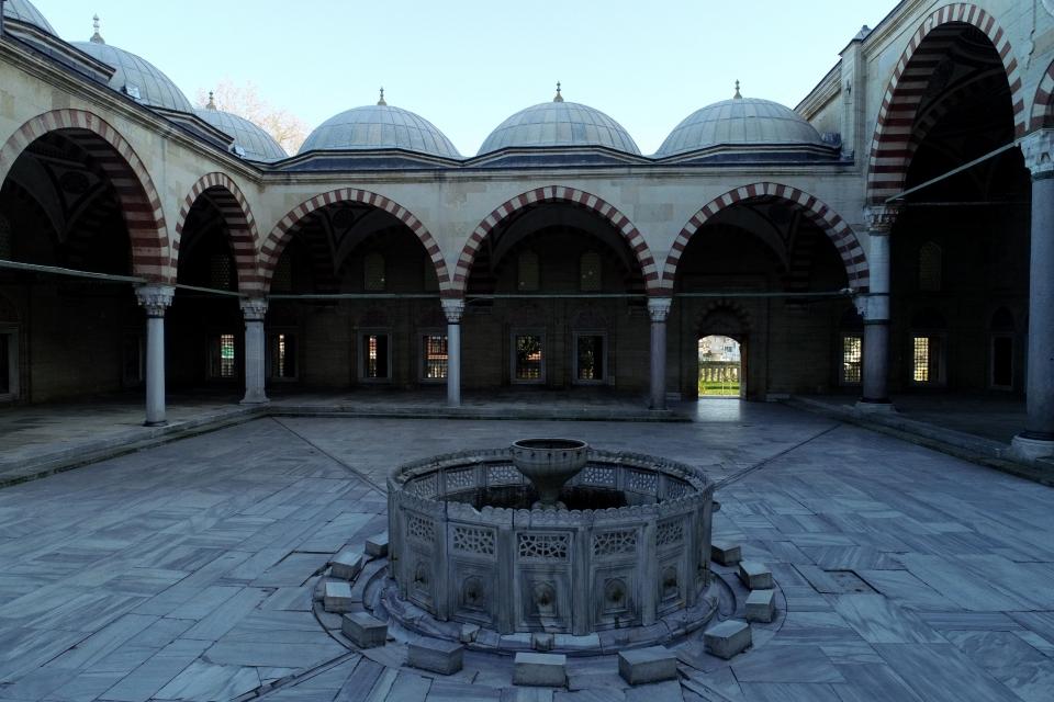 <p> "Turla gelenler kentte bir gece konaklayıp diğer şehirlere hareket ediyor. UNESCO Dünya Mirası Listesi'nde yer alan Selimiye Camisi'ne dünyanın her yerinden ziyaretçi geliyor. Özellikle Uzak Doğu'dan gelenlerin, Japon, Çinli ve Koreli turistlerin kalma süreleri, Selimiye'yi inceleme süreleri biraz daha fazla oluyor. Onların ilgisi genellikle mimariye, kültüre ve geçmişe dayalı olduğundan camiye gösterdikleri ilgi daha uzun süreli."</p>
<p> </p>
