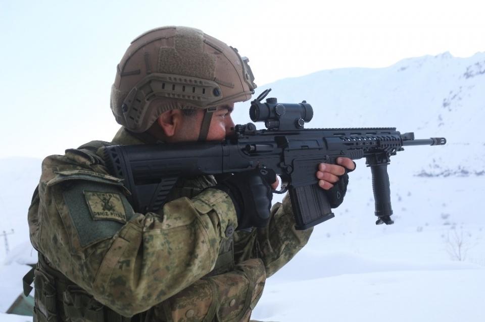 <p><strong>Moral ve motivasyon vurgusu</strong></p>

<p><br />
Deniz Piyade Astsubay Üstçavuş Yörükoğlu da, Hakkari bölgesinde Deniz Kuvvetleri Komutanlığının personelleri olarak görev aldıklarını söyleyerek, şöyle dedi:<br />
“Terörist ile mücadele harekatında görevimizi azim ve kararlılıkla sürdürmekteyiz. Moral ve motivasyon olarak üst seviyedeyiz. Bu vesileyle başta aziz milletimiz olmak üzere, gerek yurtdışında gerekse yurtiçinde görev yapmakta olan kahraman silah arkadaşlarımızın yeni yıllarını içtenlikle kutlarız.”<br />
Deniz Piyade Sözleşmeli Er Karakış ise, Hakkari bölgesinde görev yapmanın gururunu yaşadıklarını ifade ederek, “Yeni yılımızda ailemizden ve sevdiklerimizden ayrı kalsak da bize emanet edilen bu vatan toprağını kanımızın son damlasına kadar koruyacağız” şeklinde konuştu.</p>

