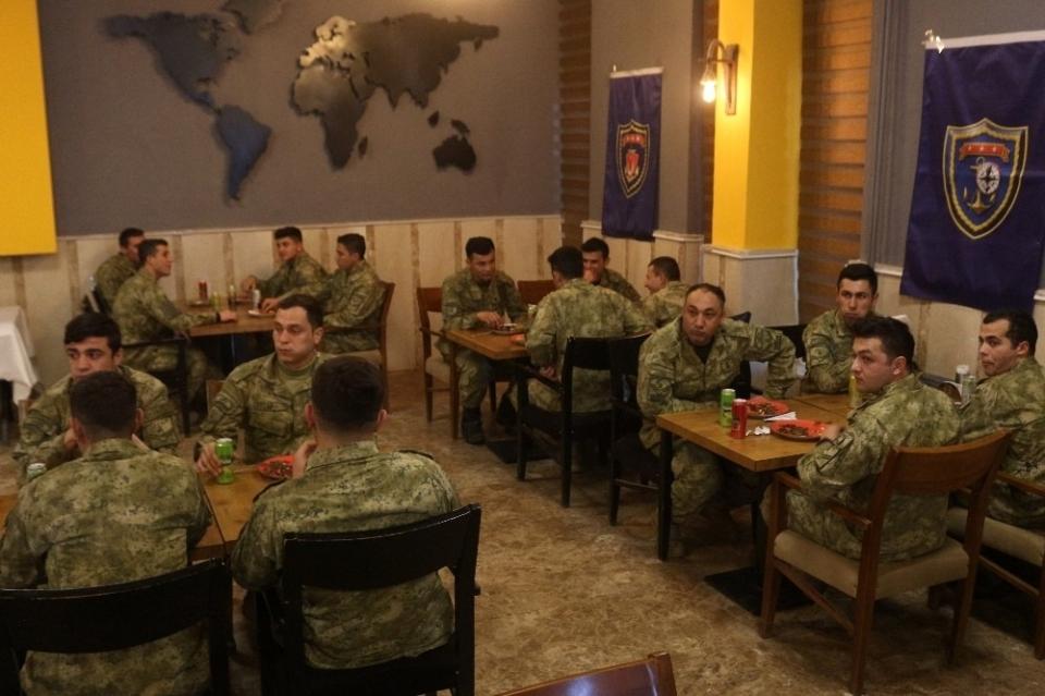 <p><strong>“Görevimizin başındayız”</strong></p>
<p><br />
Deniz Piyade Sözleşmeli Er Yardımcı ise, Amfibi Deniz Piyadeleri olarak terörle mücadele saflarında görev yapmaktan gurur duyduğunu belirterek, “Verilecek bütün görevleri yapmaya hazırız. Yeni yıla girdiğimiz şu dakikalarda görevimizin başındayız. Başta ailem olmak üzere tüm Türk milletinin yeni yılını kutlarım” ifadelerini kullandı.</p>